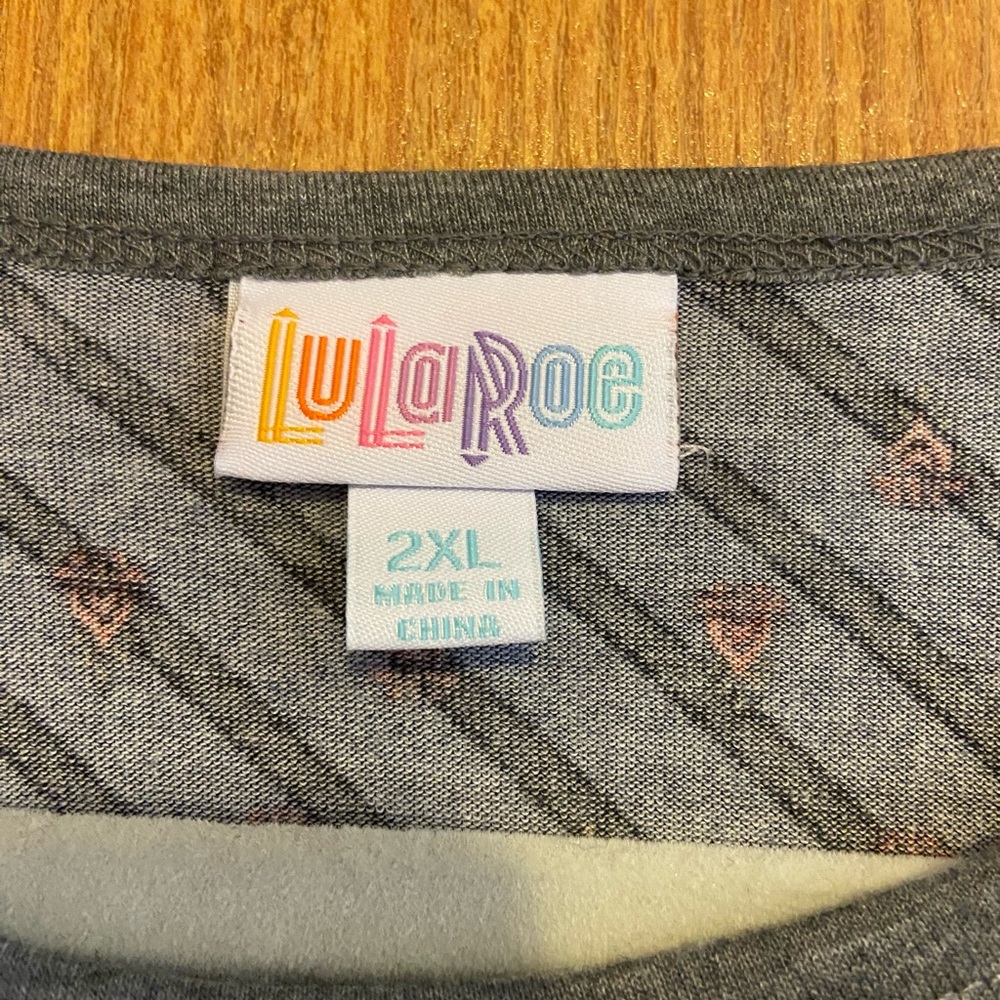 NWOT Lularoe Randy Tee - Picture 3 of 4